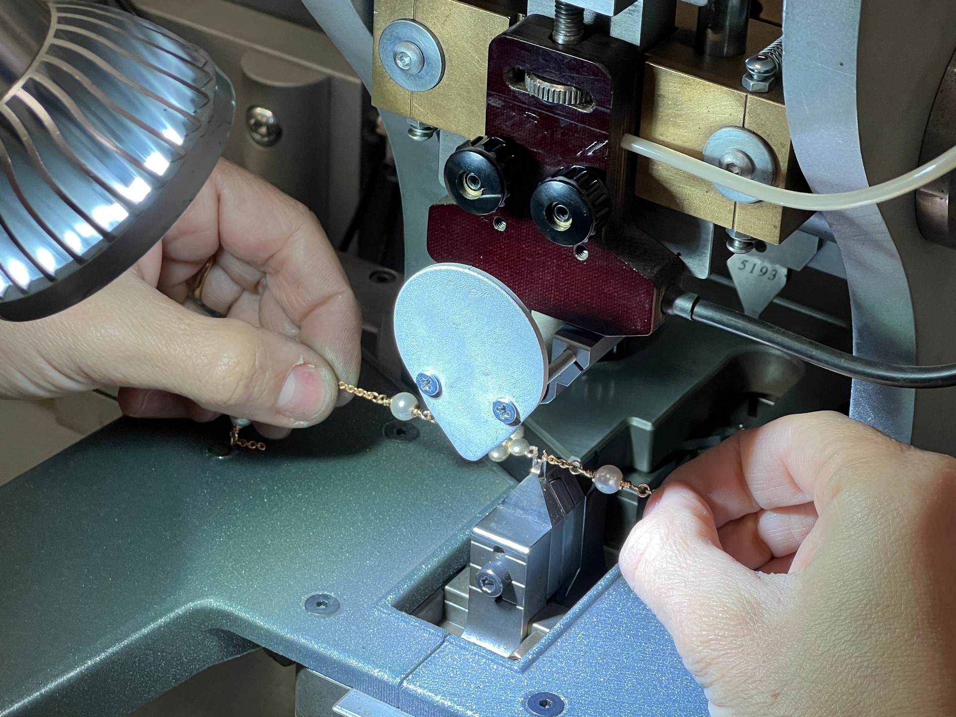Assemblaggio bigiotteria e accessori moda