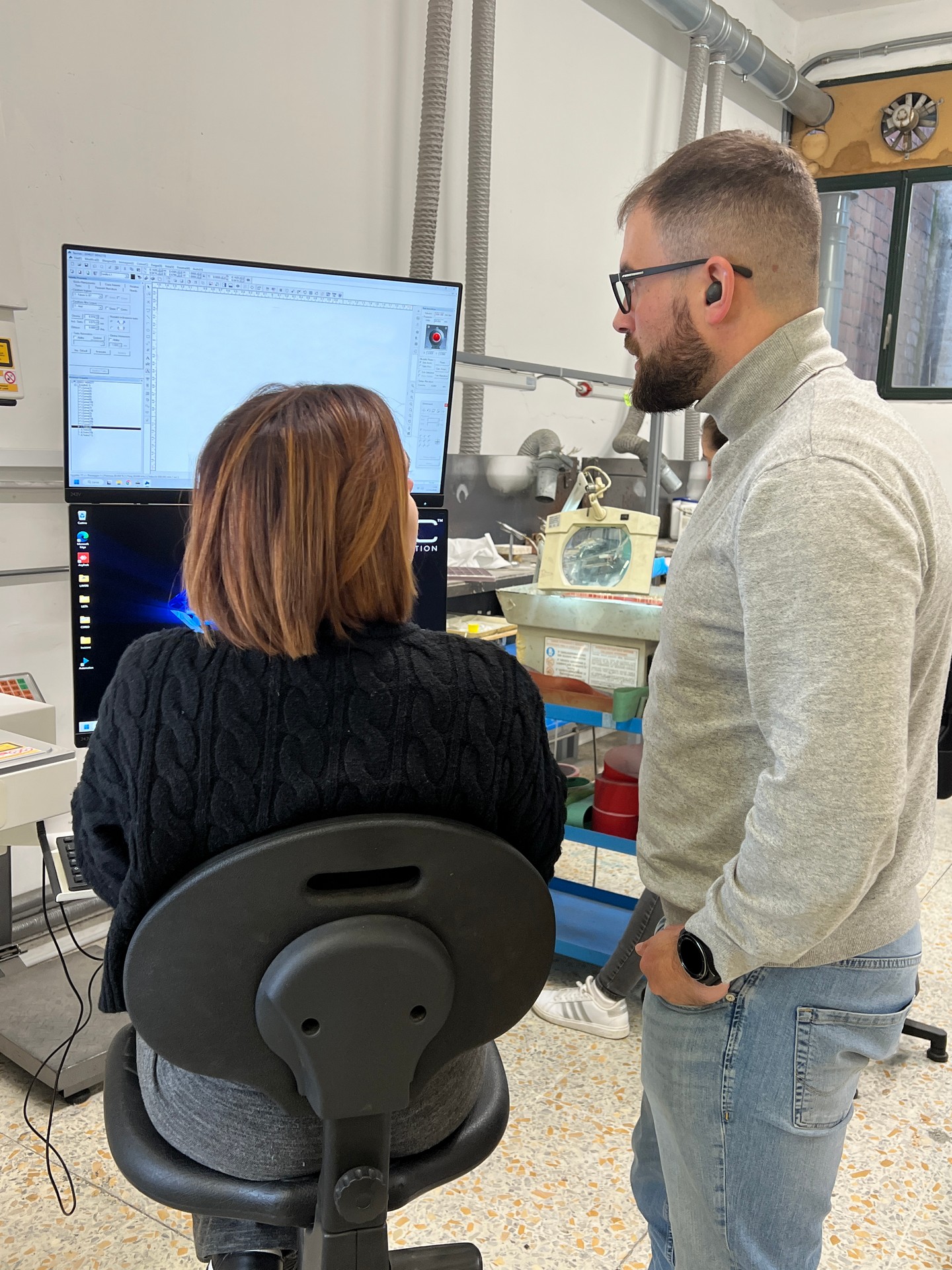 Macchinario per incisioni laser su accessori metallici