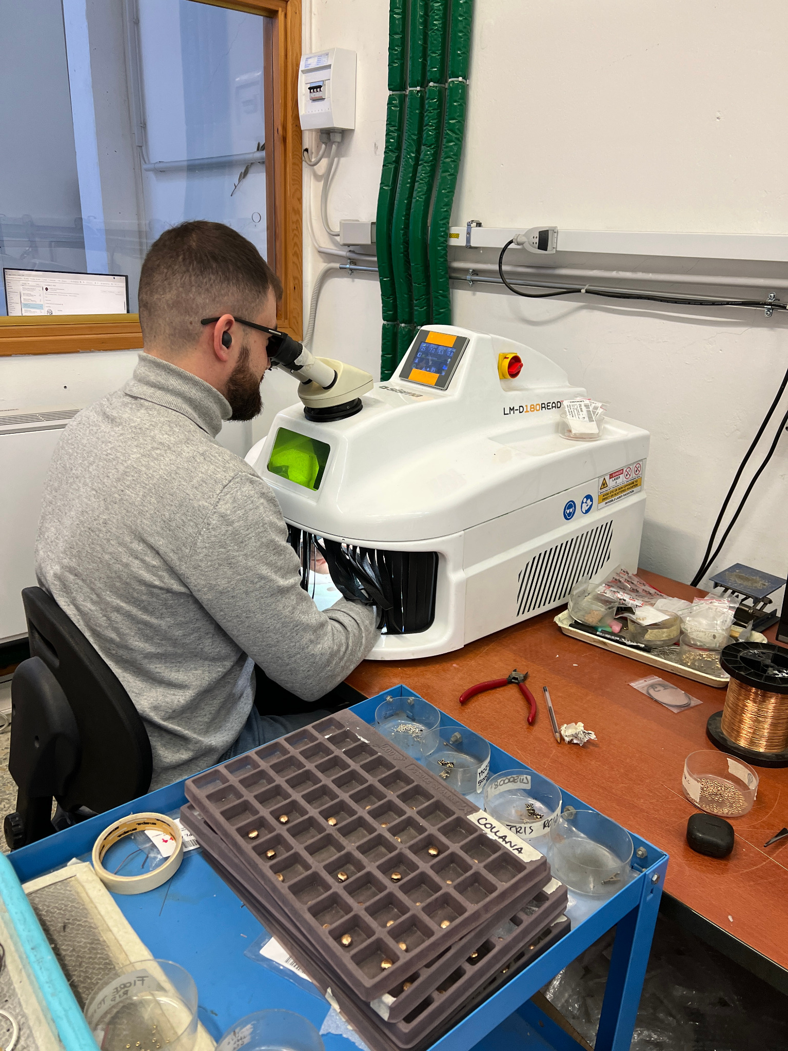 Operatore alla saldatura laser